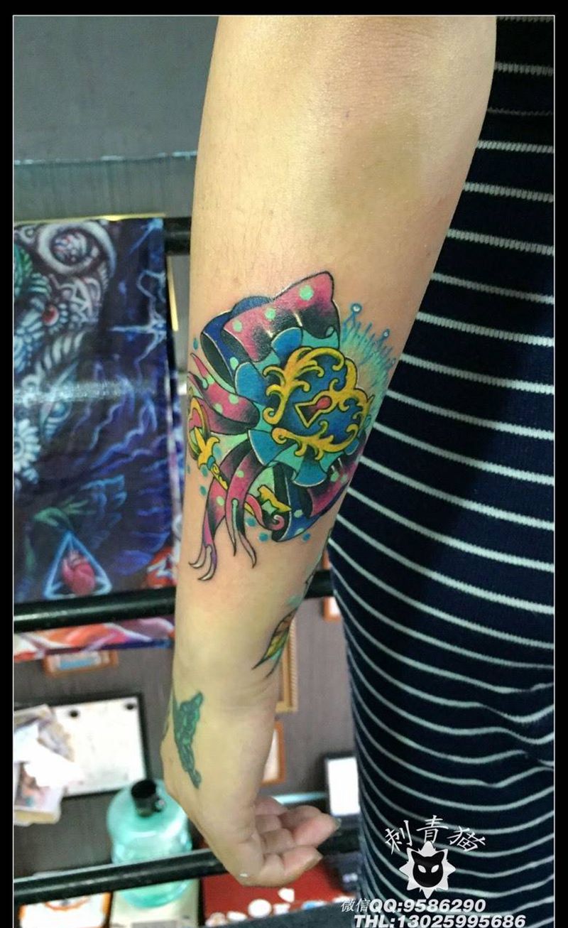 蝴蝶结纹身图片_成品手臂手部欧美水彩纹身图案