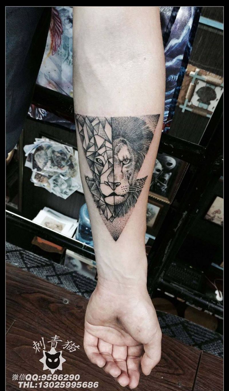 点刺狮子纹身纹身图片_手部手臂欧美动物纹身图案