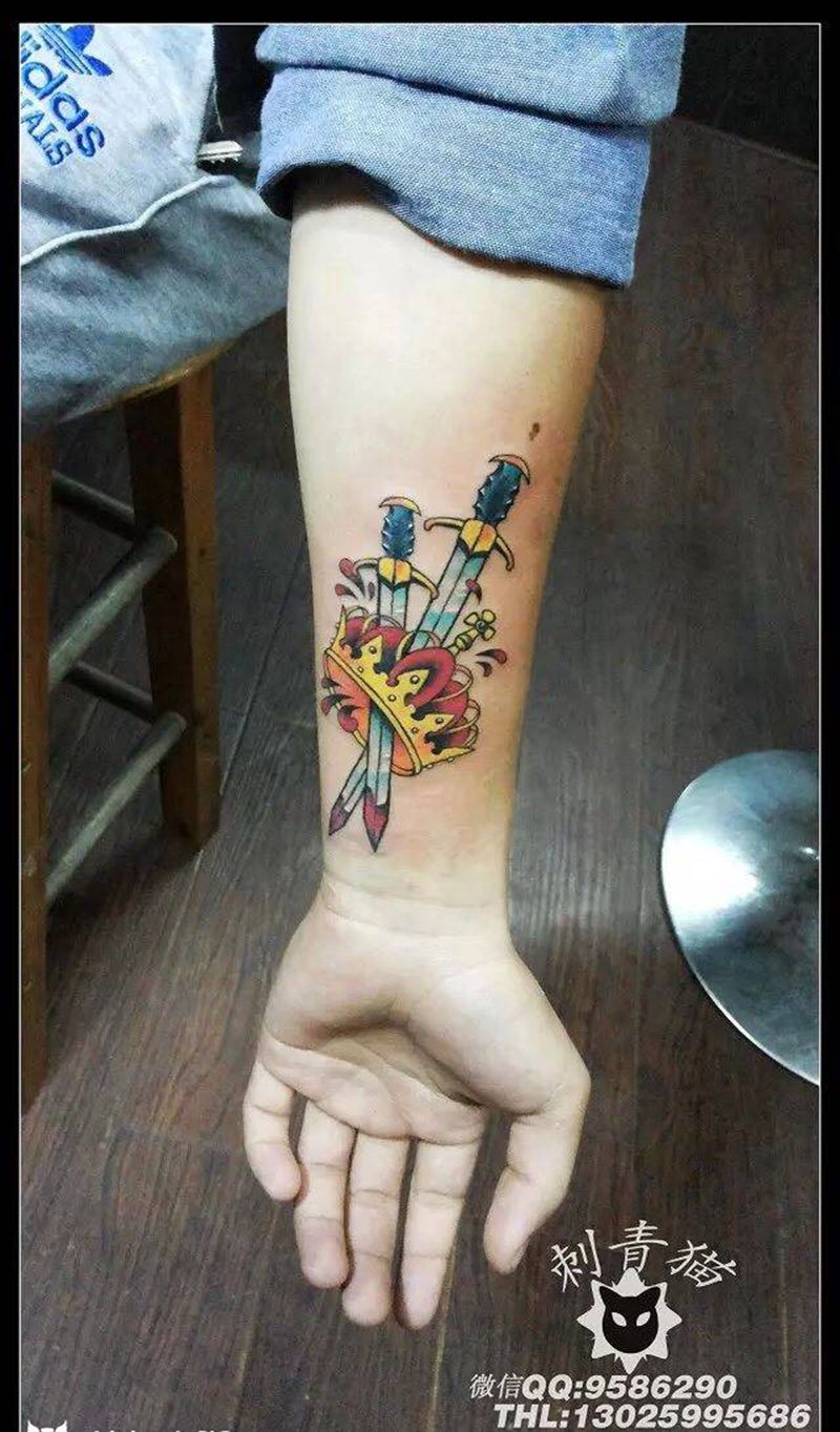 皇冠匕首纹身纹身图片_成品手臂手部欧美清新静物纹身图案