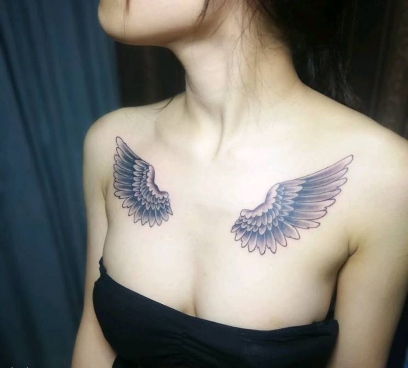 锁骨翅膀纹身图片_胸部纹身图案