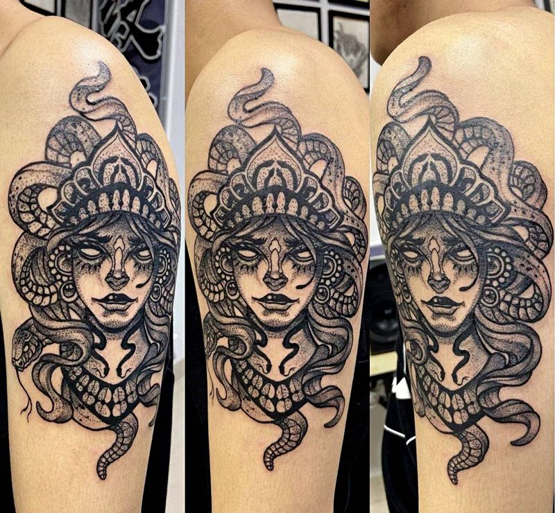 杜美莎纹身图片_手臂肩部点刺欧美写实纹身图案