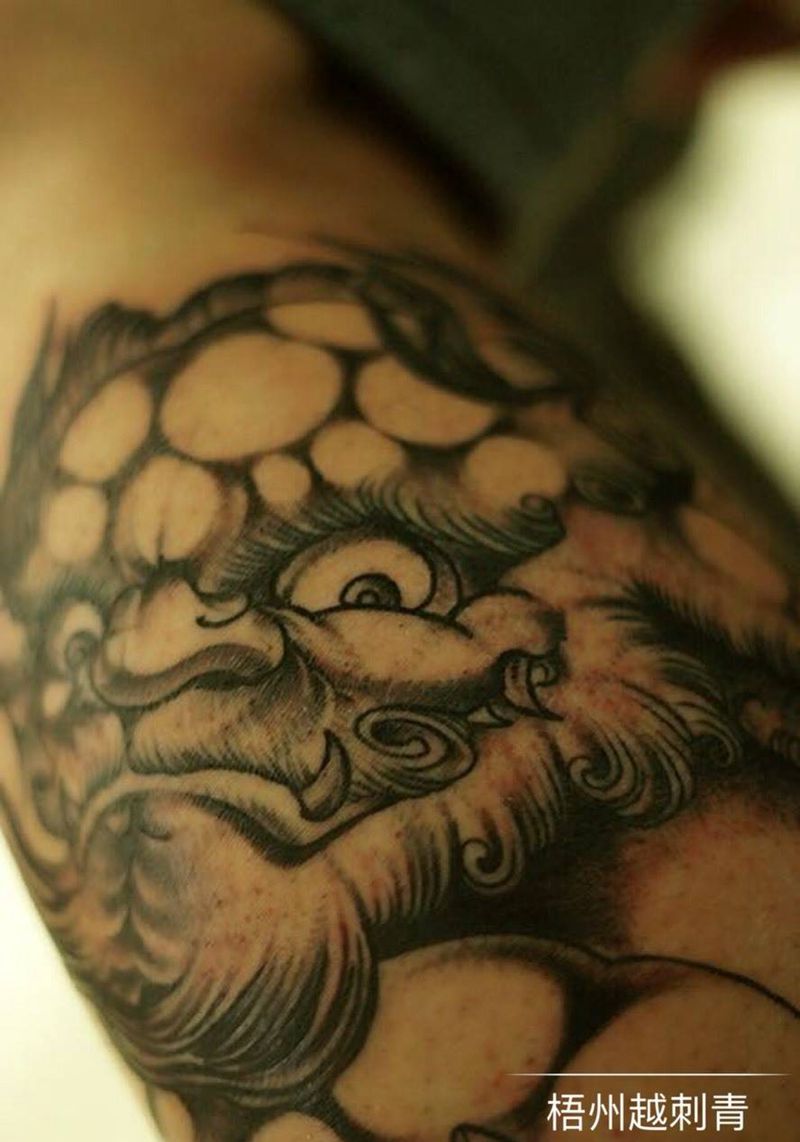 小腿唐狮纹身图片