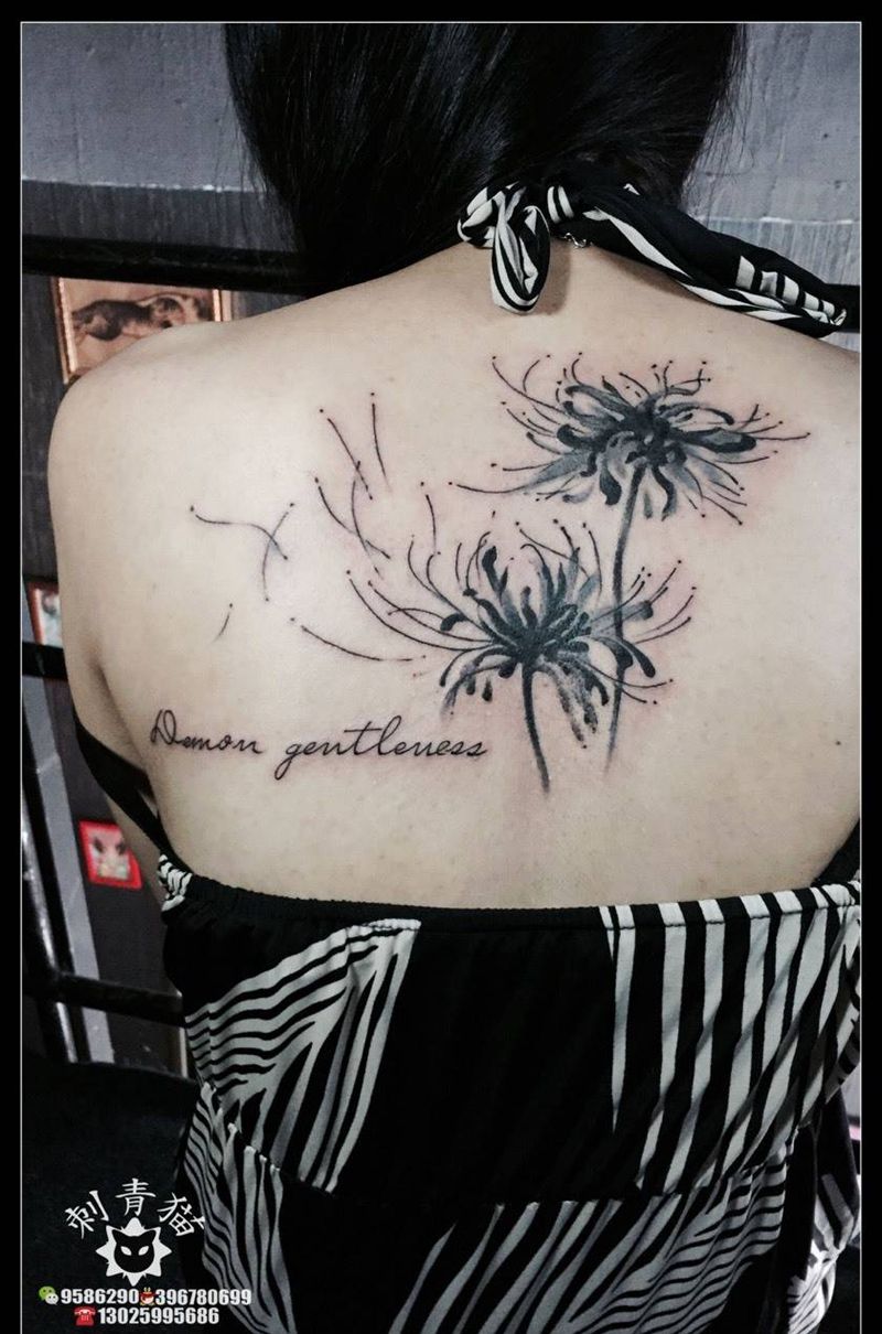 彼岸花纹身图片_成品背部传统植物字母纹身图案