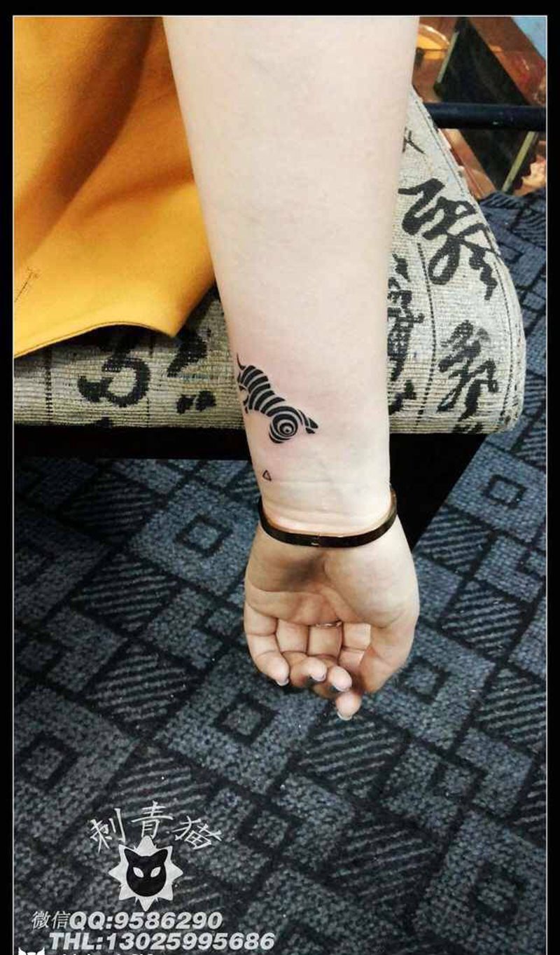 斑马纹身图片_成品手臂手部清新动物纹身图案