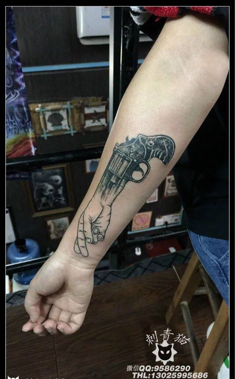 手枪纹身图片_成品手部欧美静物手枪纹身图案