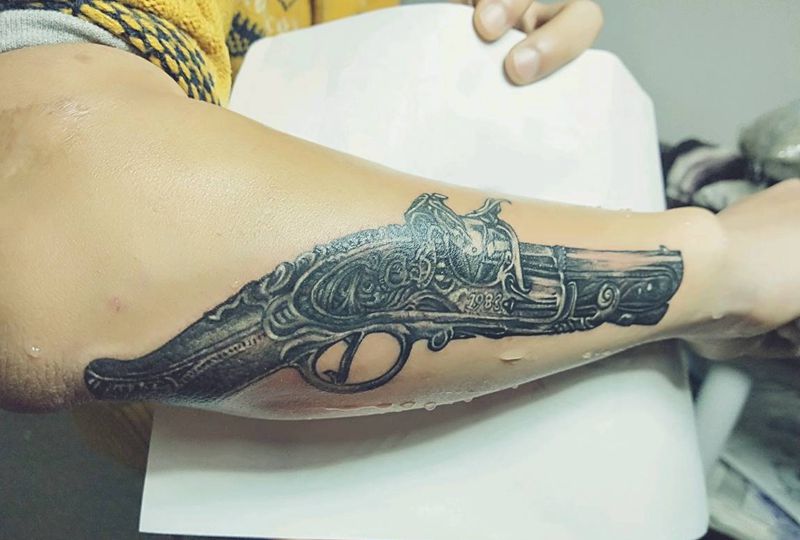 复古火枪纹身图片_手臂欧美写实纹身图案