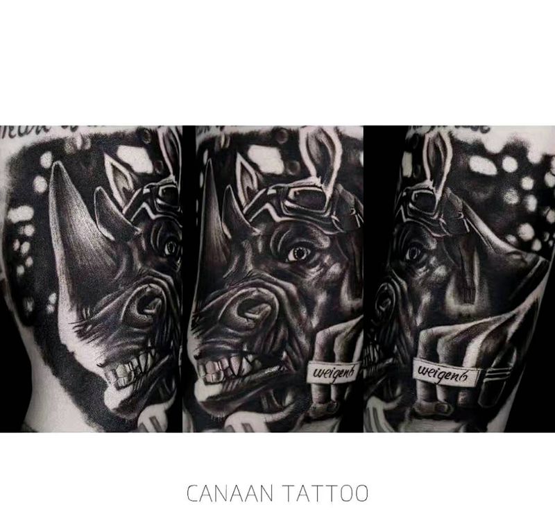 犀牛人纹身图片_肩部手部欧美写实纹身图案