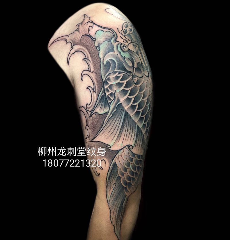 吉祥有余纹身图片_手臂新传统鱼纹身图案