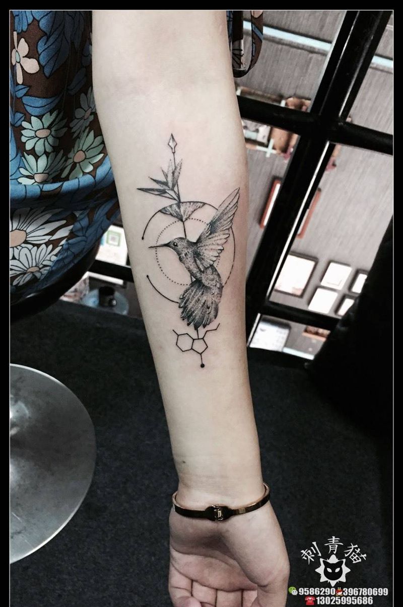 蜂鸟纹身图片_成品手臂手部欧美清新动物点刺点线蜂鸟纹身图案