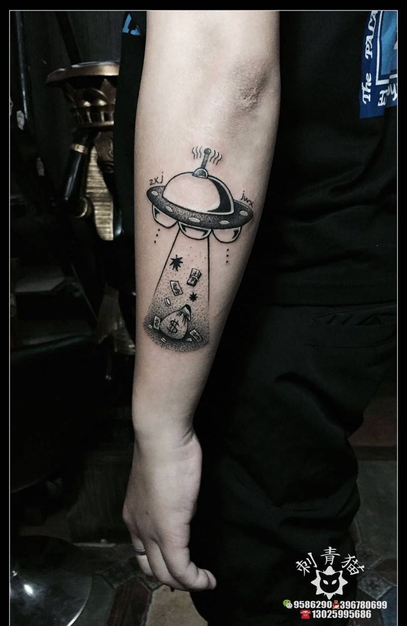 飞碟纹身图片_成品手臂手部欧美清新点线点刺纹身图案