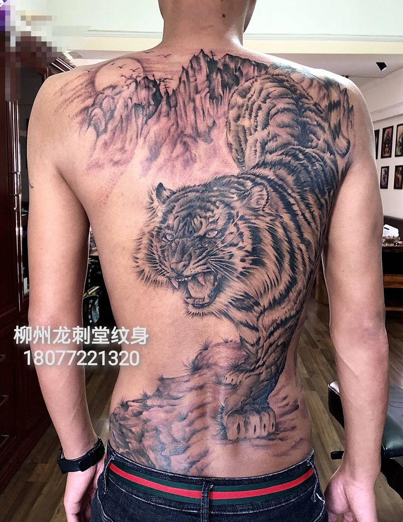 老虎纹身纹身图片_老传统满背后背动物纹身图案