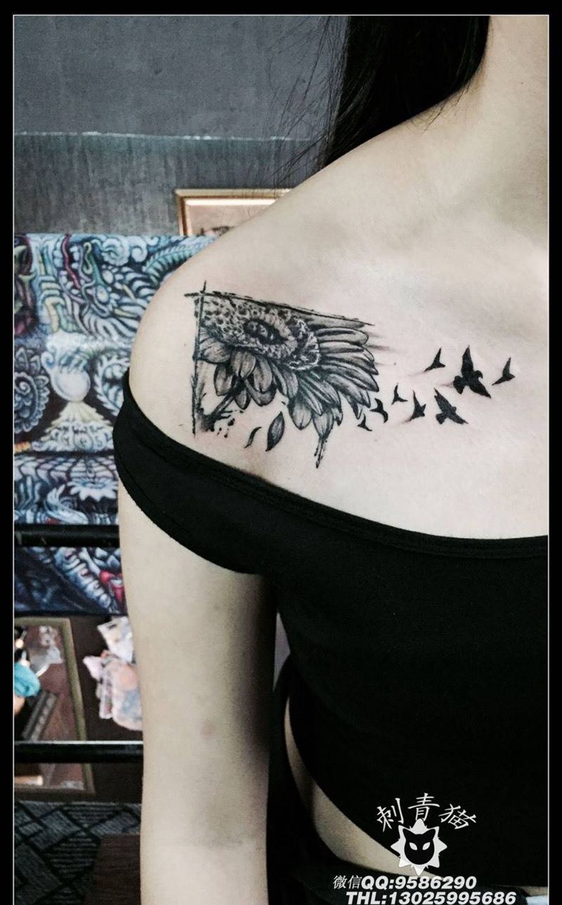 向日葵纹身图片_肩部欧美写实植物成品纹身图案