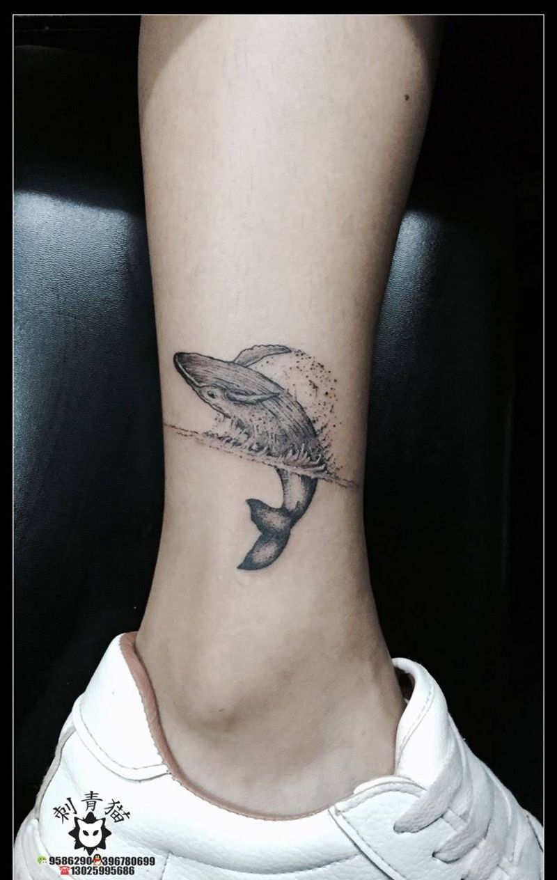 鲸鱼纹身图片_成品腿部脚部欧美清新动物点线纹身图案