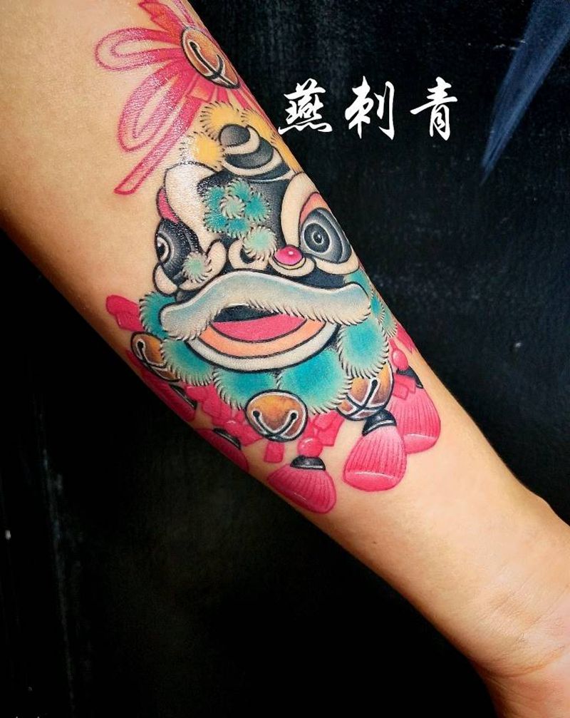 舞狮挂件纹身图片_手臂手部水彩新传统纹身图案