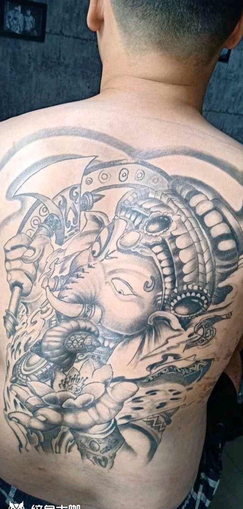 满背修改纹身图片_背部纹身图案
