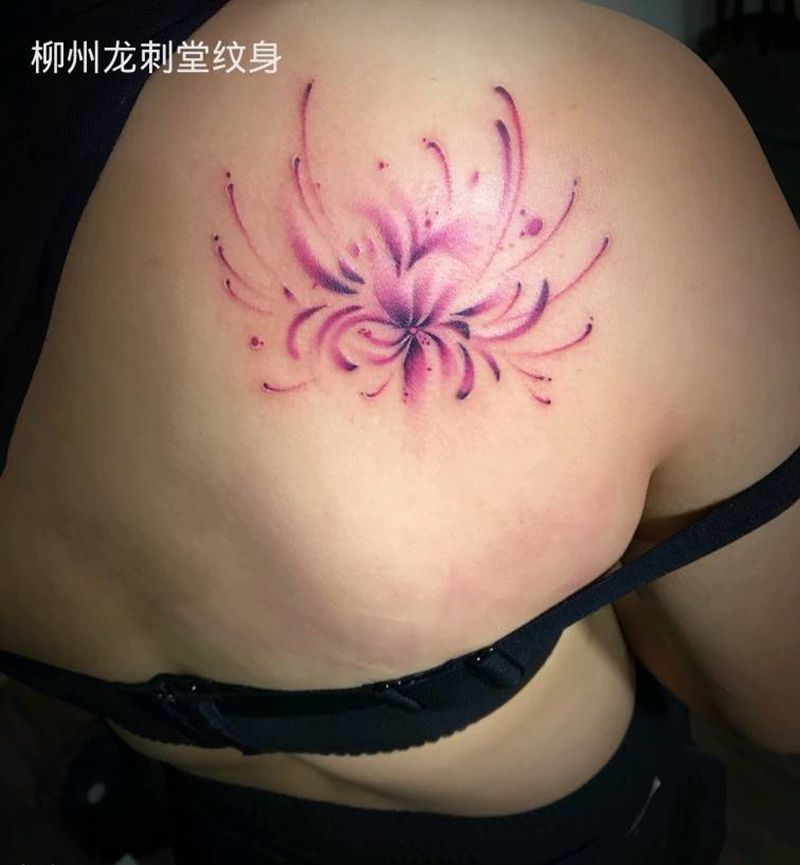 彼岸花纹身图片_背部水彩植物纹身图案