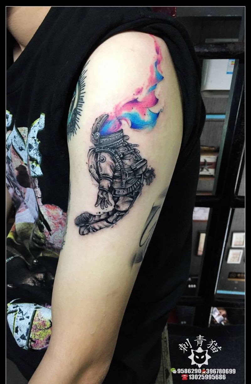 宇航员纹身图片_成品手臂手部欧美清新人物水彩点线宇航员纹身图案