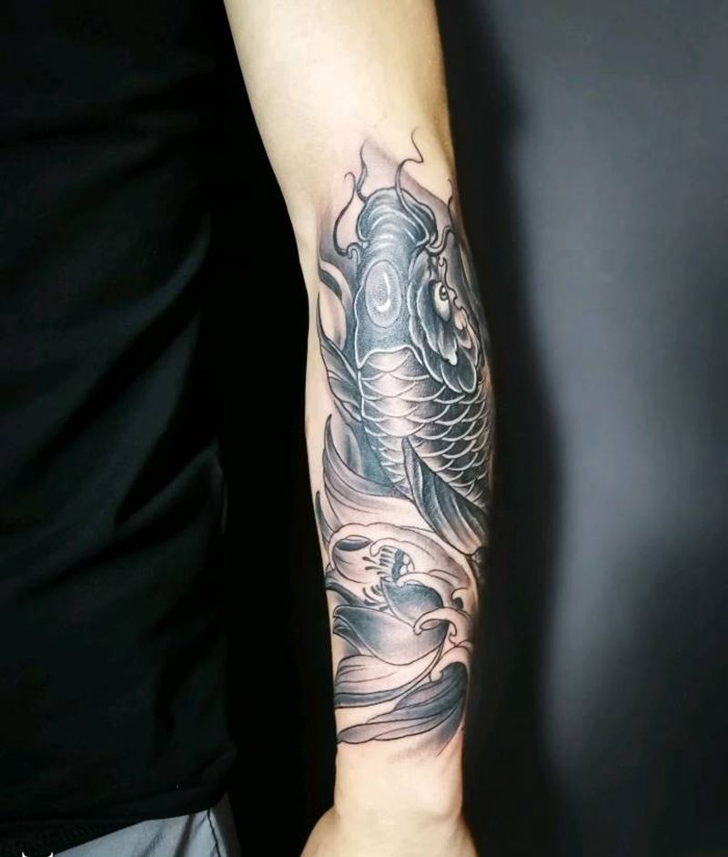 黑灰鲤鱼纹身图片_手臂新传统纹身图案