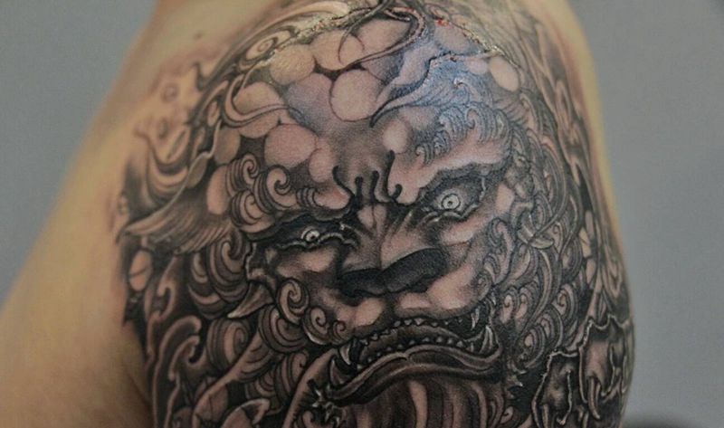 唐狮遮盖纹身图片_肩部手臂老传统新传统唐狮纹身图案