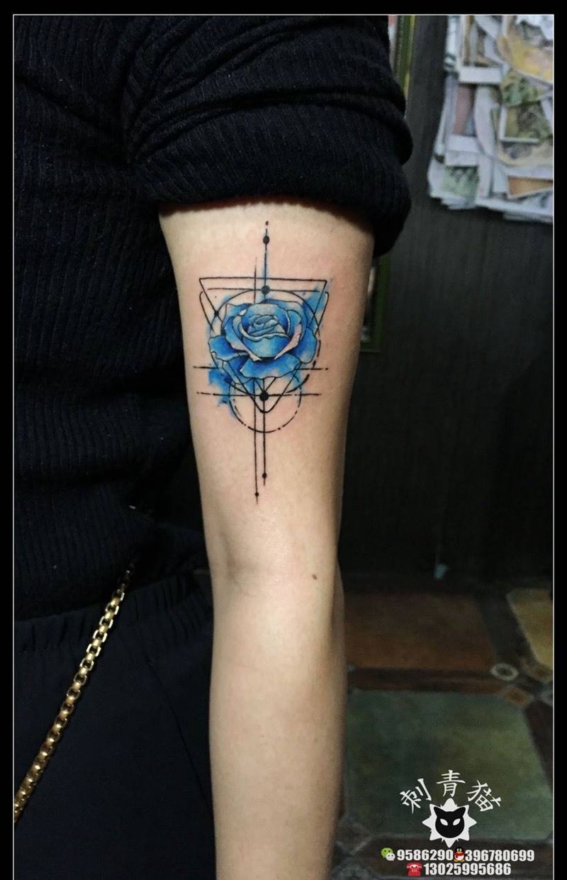 玫瑰纹身图片_成品胸部欧美清新植物玫瑰纹身图案