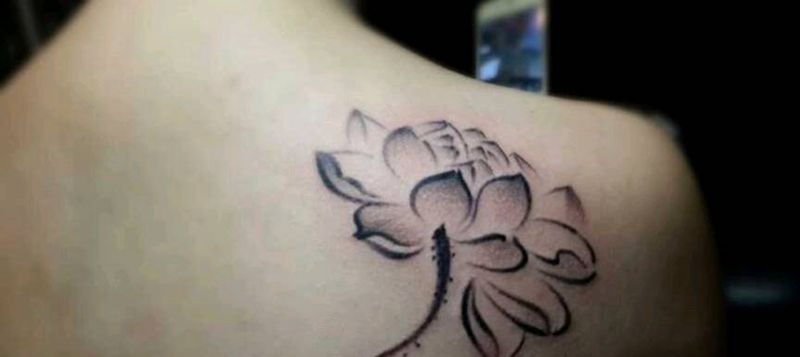 莲花纹身图片_肩部背部纹身图案