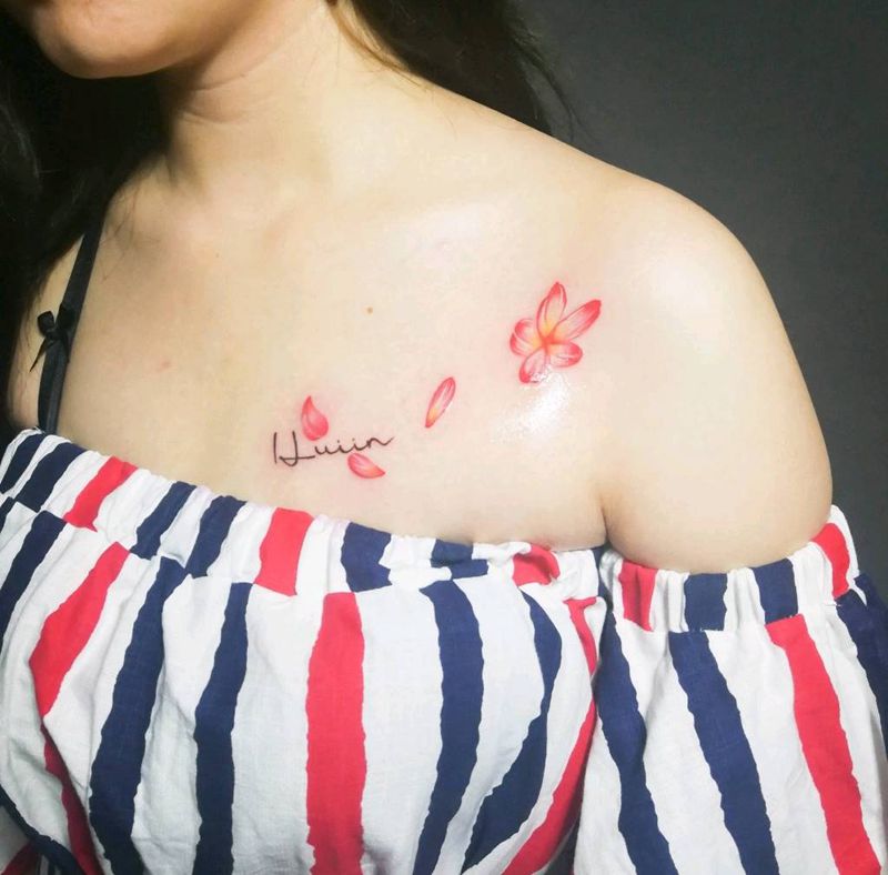 锁骨梅花纹身图片_胸部花纹身图案