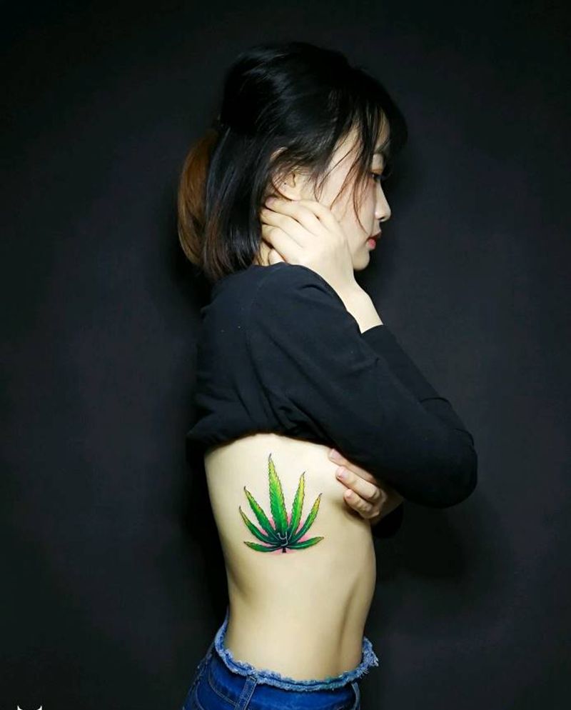麻叶纹身图片_腰部水彩彩色麻叶侧腰纹身图案