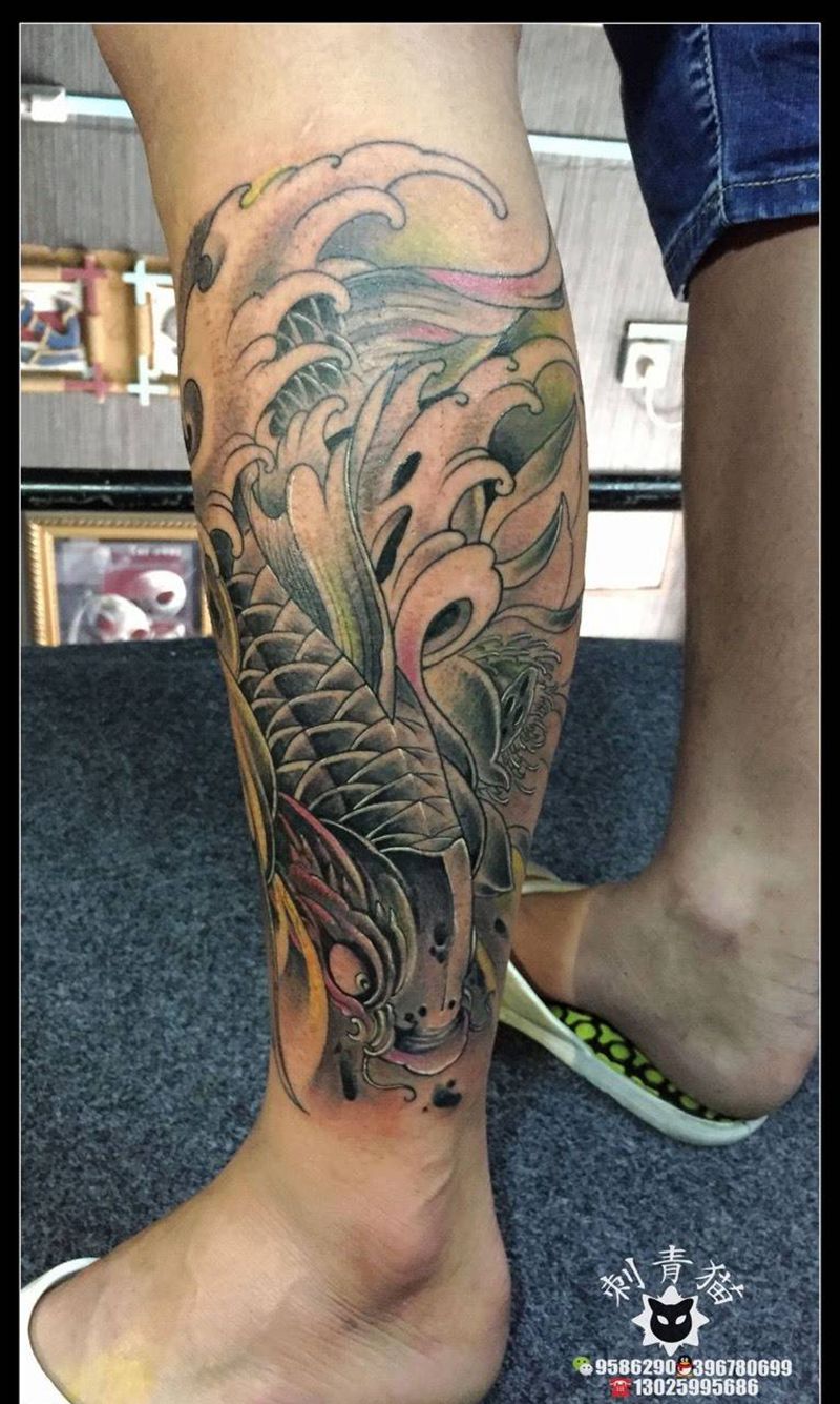 锦鲤纹身图片_成品腿部传统纹身图案