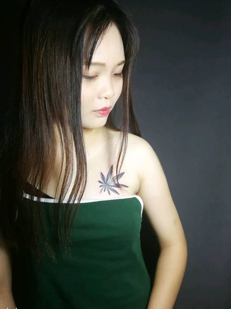麻叶纹身图片_胸部麻叶锁骨小清新纹身图案