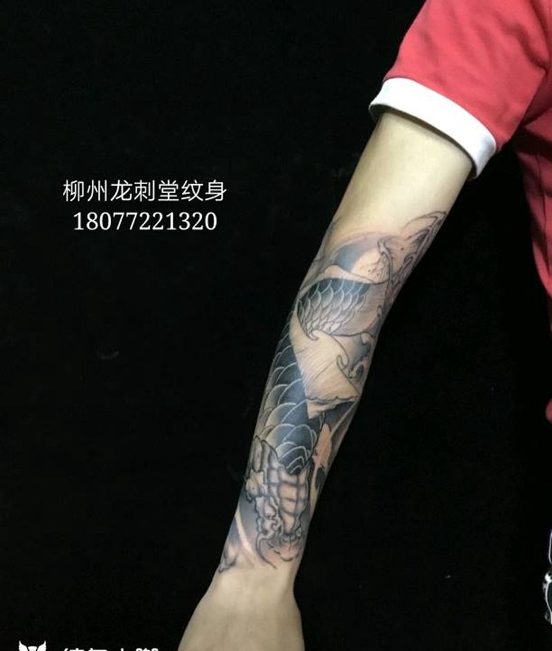 手臂鱼纹身图片