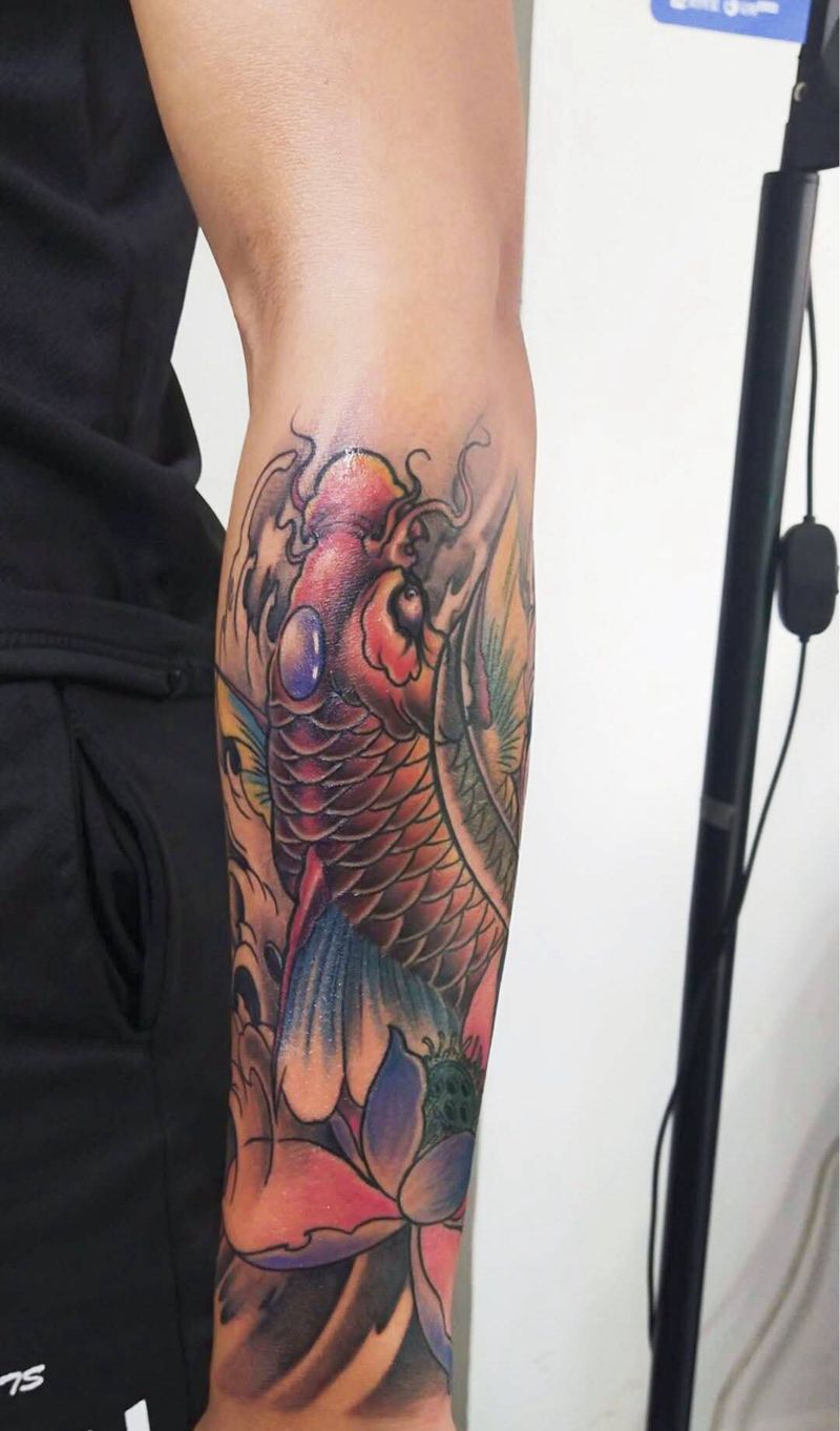 小臂鲤鱼纹身图片_手臂手部新传统老传统纹身图案