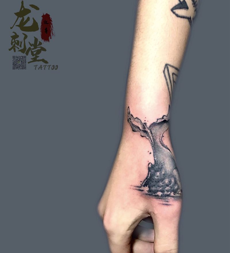 海洋题材纹身图片_手部水彩纹身图案