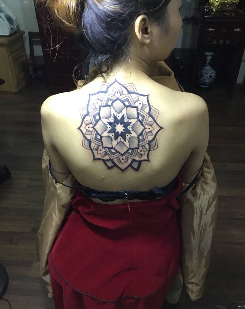 几何图腾纹身图片_成品背部几何图腾纹身图案