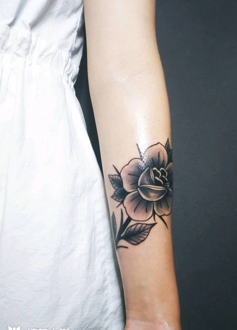 黑玫瑰纹身图片_手臂Old School英文玫瑰纹身图案