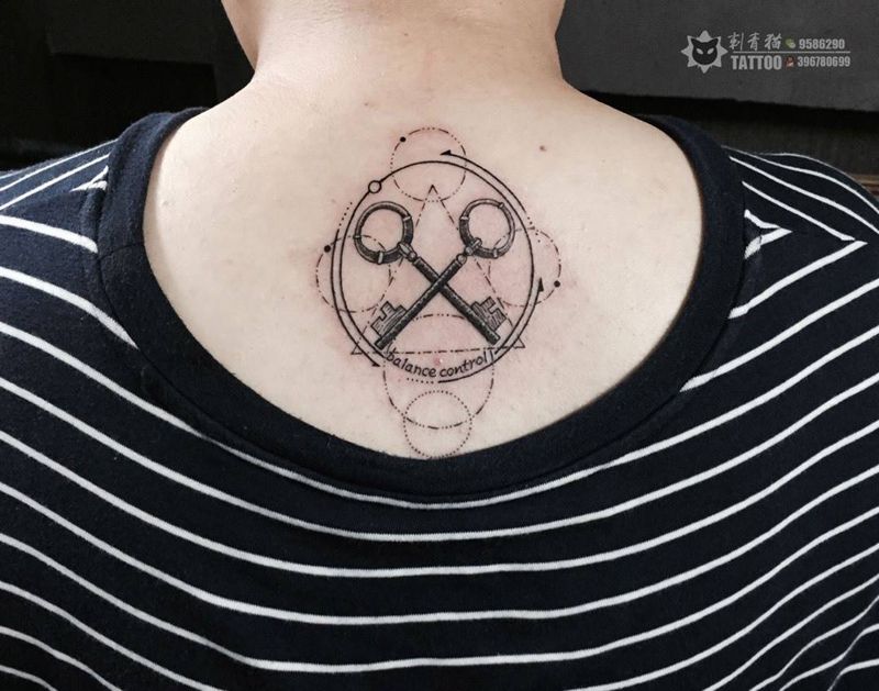 钥匙纹身图片_颈部背部点刺几何钥匙纹身图案