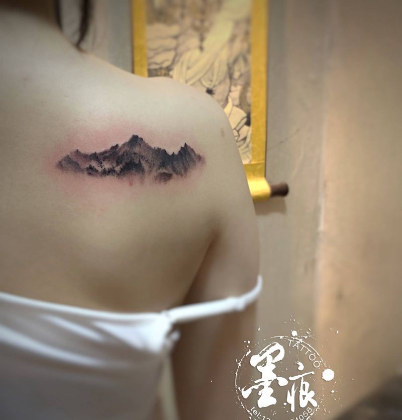 山纹身图片_肩部纹身图案