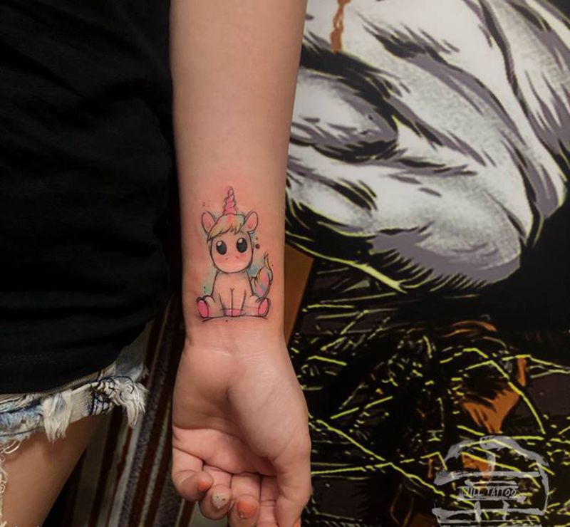 独角兽纹身图片_手部水彩纹身图案