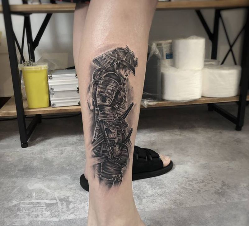 黑灰武士纹身图片_腿部欧美写实纹身图案