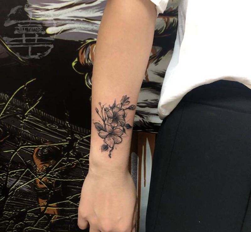 小花花纹身图片_手部纹身图案