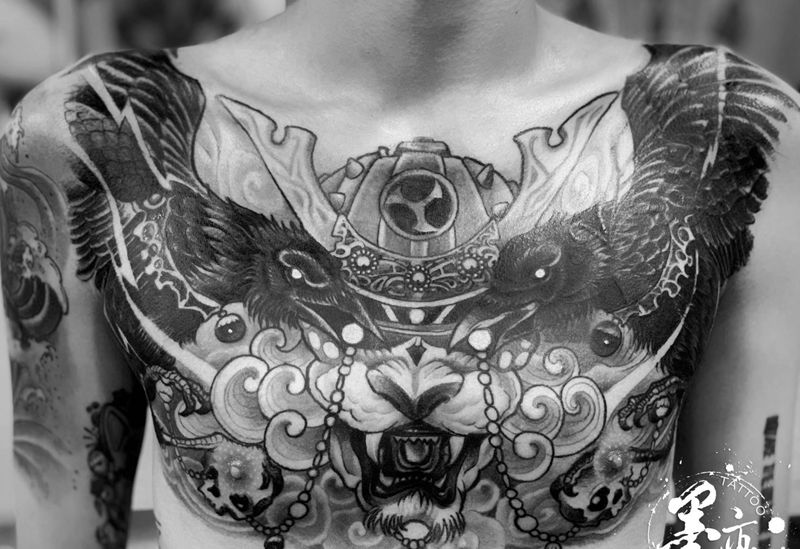 花胸纹身图片_胸部新传统欧美写实纹身图案