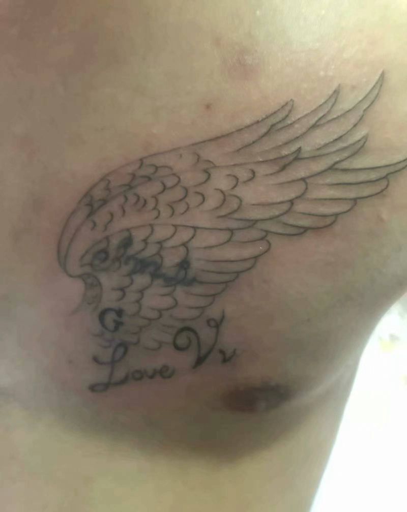 翅膀遮盖纹身图片_胸部纹身图案