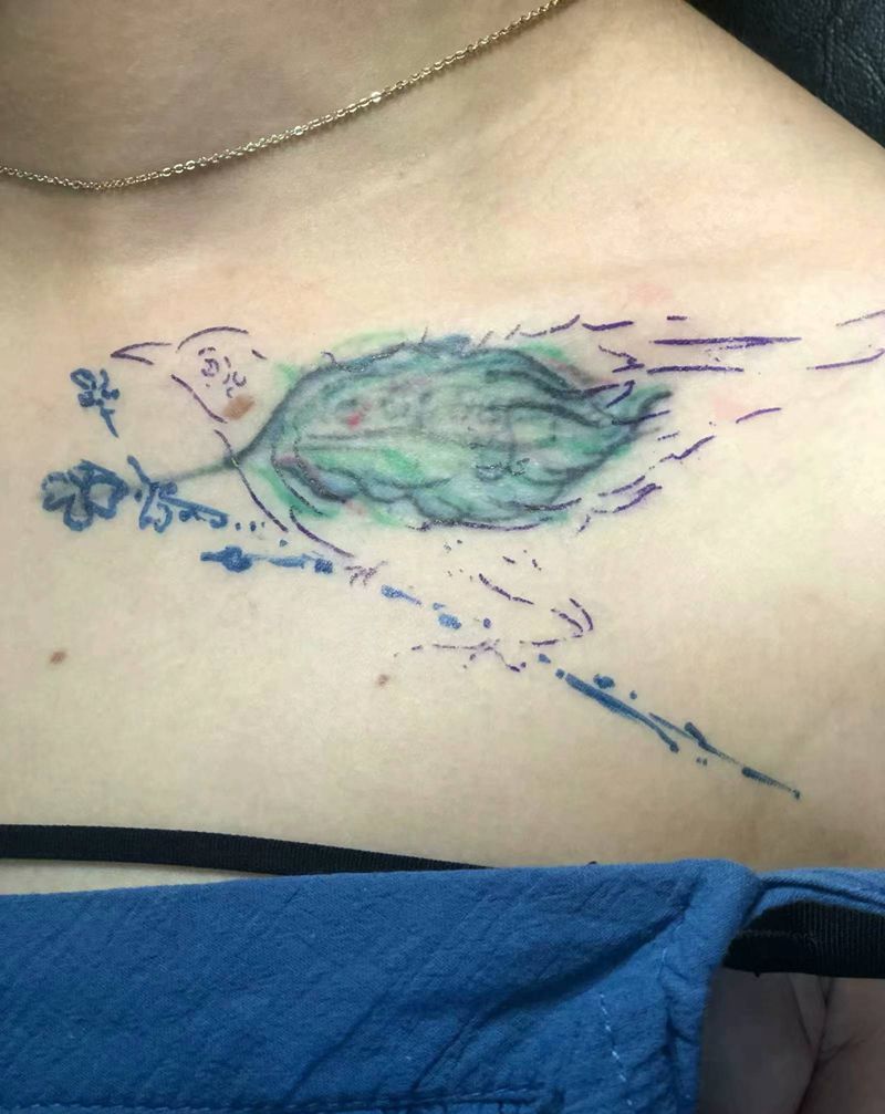 小鸟遮盖纹身图片_胸部纹身图案