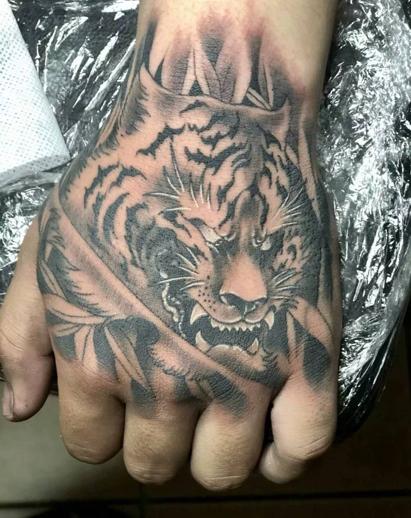 老虎和猫纹身图片_手臂纹身图案