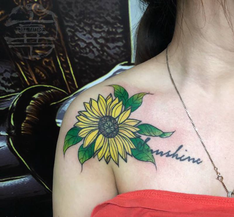 向日葵旧图修改纹身图片_胸部向日葵纹身图案