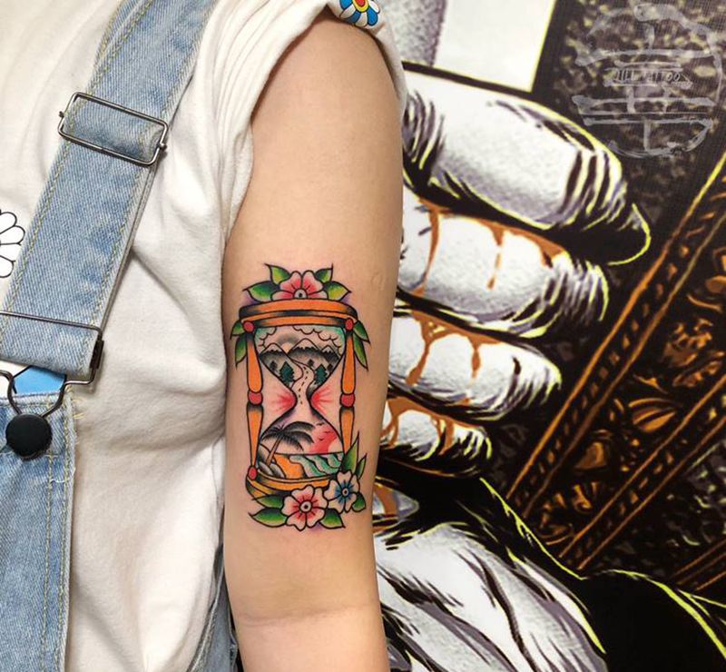 old school沙漏纹身图片_手部Old School纹身图案