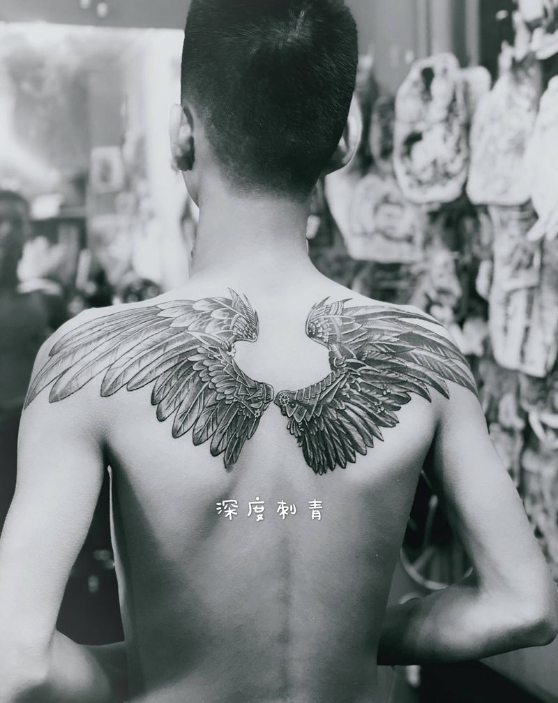 翅膀纹身图片_背部纹身图案