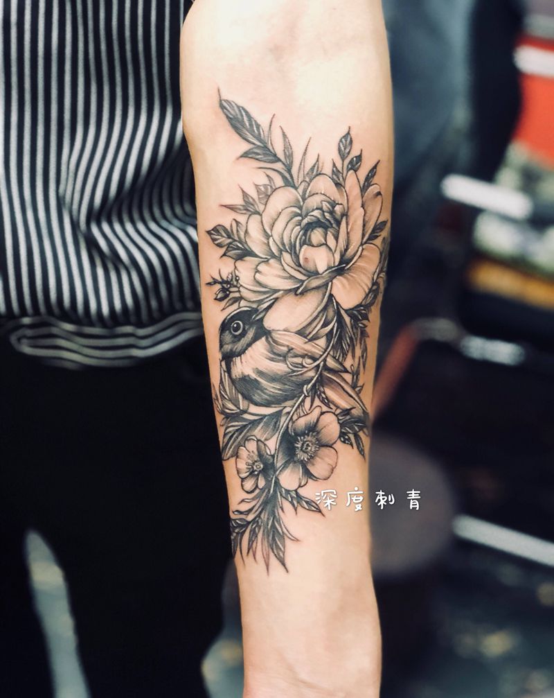 素花与鸟纹身图片_手臂欧美写实纹身图案
