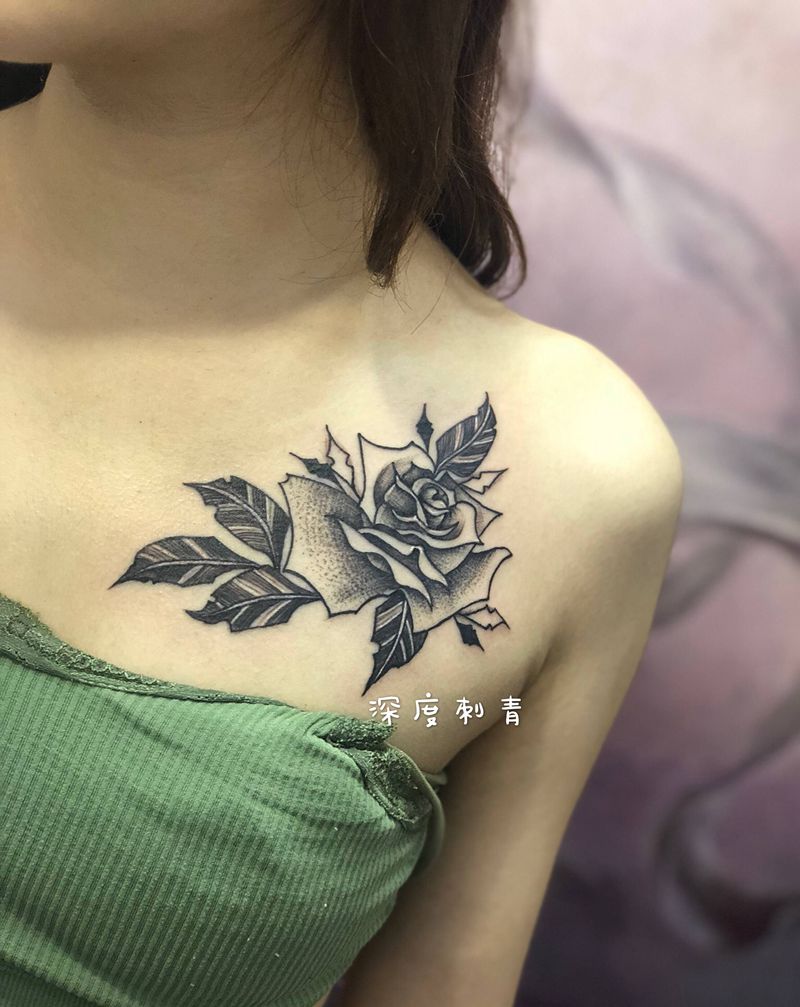 花纹身图片_胸部纹身图案