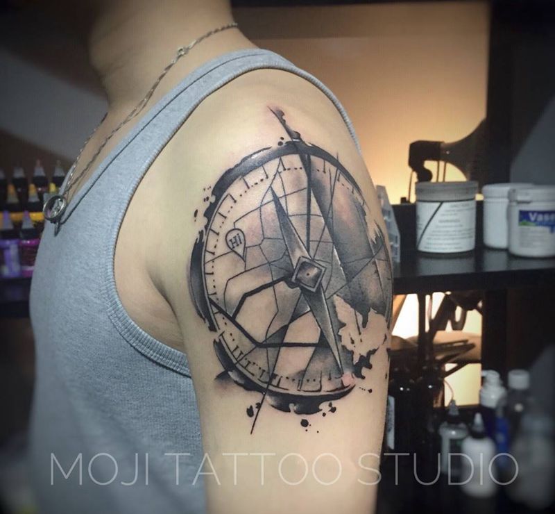 水墨指南针纹身图片