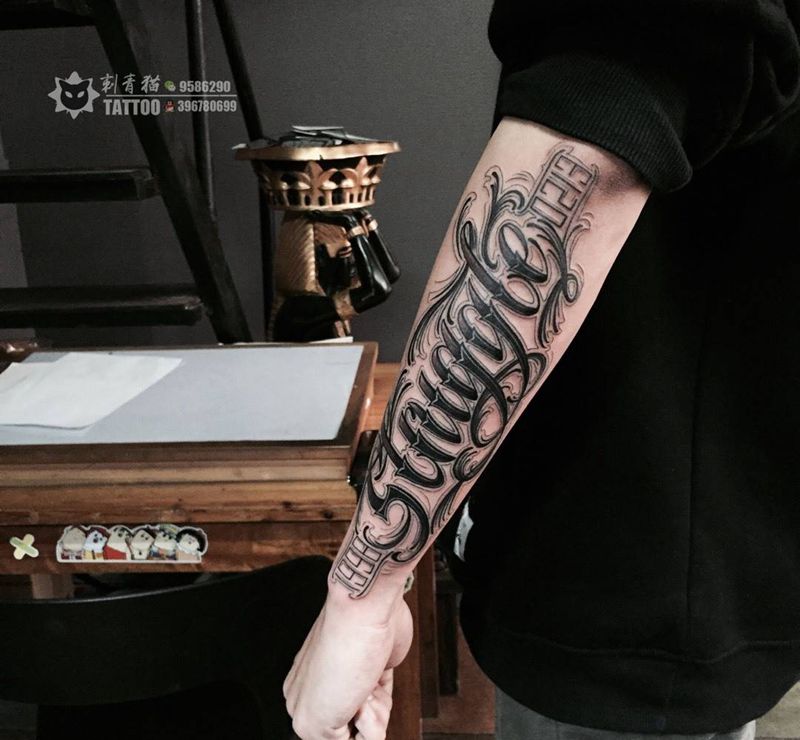 花体纹身图片_手臂手部花体字奇卡诺花体英文字母纹身图案